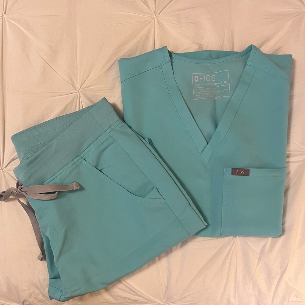 Women’s Figs scrub set